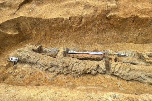 Kinh ngạc thanh kiếm dài 2,3 mét trong ngôi mộ cổ 1.600 tuổi