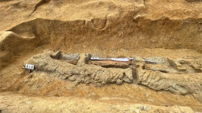 Kinh ngạc thanh kiếm dài 2,3 mét trong ngôi mộ cổ 1.600 tuổi ảnh 1