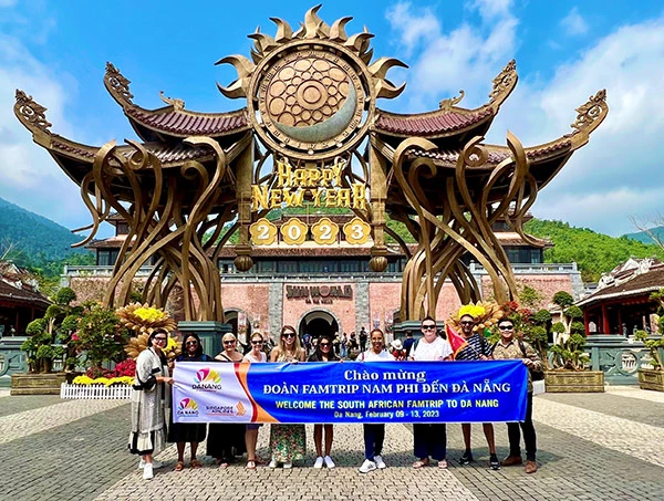 Đoàn gamtrip Nam Phi tham quan khu du lịch Sunworld Bà Nà Hills (Đà Nẵng)