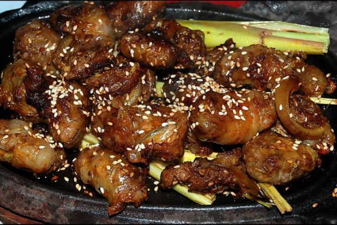 Thực đơn cơm chiều: Thịt dê nướng, trứng cá kho nghệ, canh hẹ nấm thịt