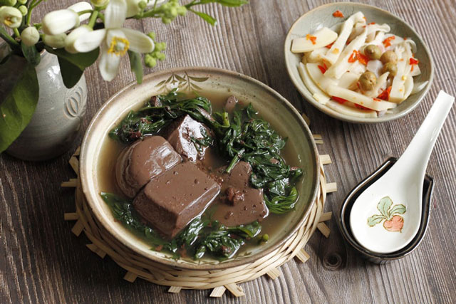 Tiết lợn mua về đừng vội luộc ngay, làm thêm điều này để tiết mềm mịn như thạch mà không tanh