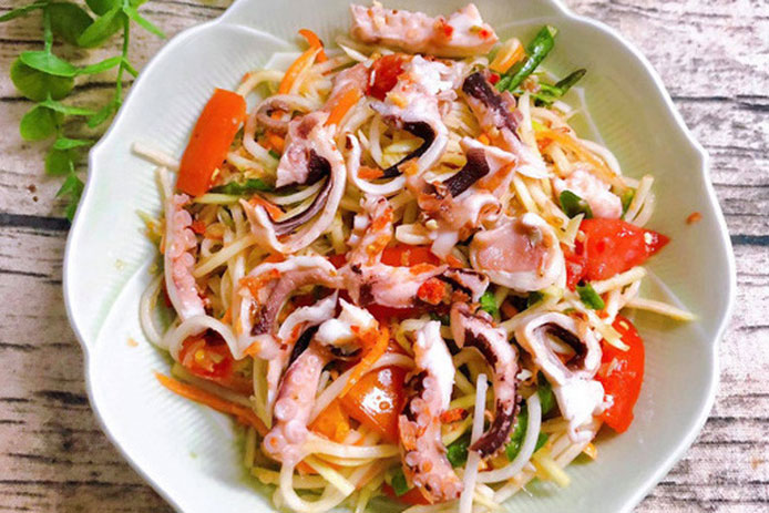 Thực đơn cơm chiều: Chân giò kho đậu nành, gỏi mực đu đủ, bắp cải nấu thịt bò