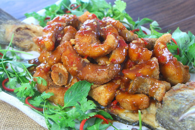 Thực đơn cơm chiều: Cá chiên chua ngọt, chả tôm thịt bọc sả, canh dưa chua đậu phụ