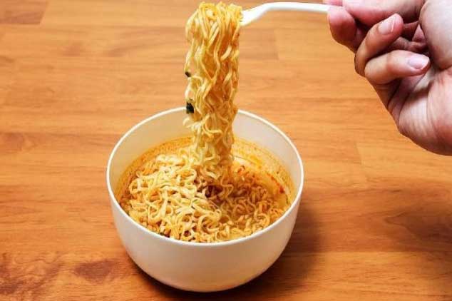 Ăn mì tôm kiểu này khác nào đang bỏ tiền ra mua ung thư bệnh cao huyết áp vào người, cái chết đến sớm
