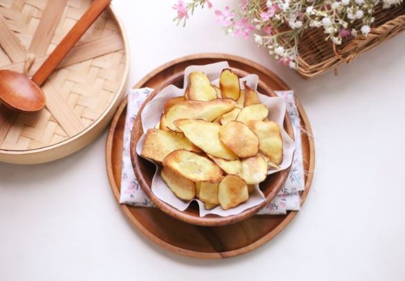 Dùng nồi chiên không dầu làm snack khoai lang ăn giòn ngon mà chẳng sợ tăng cân!
