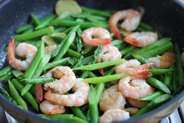 Cách bóc vỏ tôm sống đơn giản, chỉ búng tay là có ngay thịt tôm tươi ngon, hấp dẫn