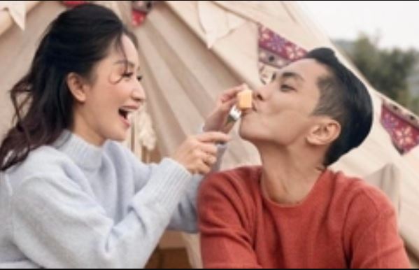 Khánh Thi được nhiều "đại gia" theo đuổi, Phan Hiển từng xin tiền mẹ để mua quà Valentine cho người yêu