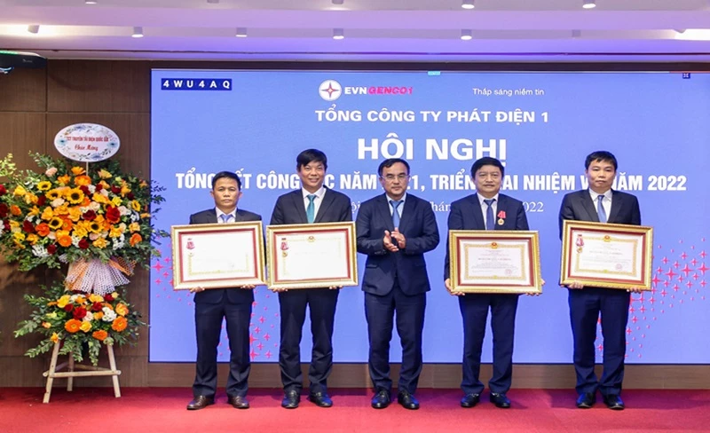 Ông Ngô Văn Sỹ - Giám đốc Công ty Thủy điện Đồng Nai (đầu tiên từ trái sang) nhận Huân chương Lao động hạng Ba.