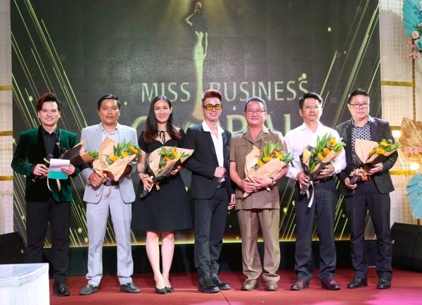 Ông Hồ Minh Sơn (thứ ba từ phải qua) và đại diện ban tổ chức cuộc thi “Hoa hậu Doanh nhân Toàn cầu 2023”.