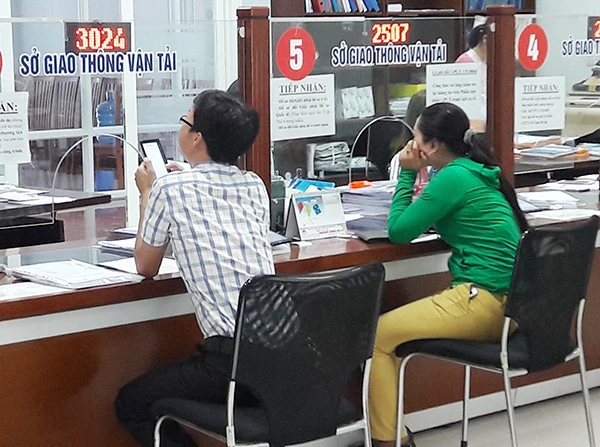 Các tổ chức, cá nhân đến giao dịch với Sở GTVT Đà Nẵng tại Bộ phận một cửa Trung tâm Hành chính TP