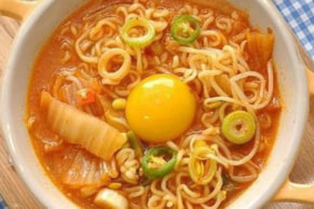 Mẹo giúp nâng tầm món ăn bình dân - mì gói lên một level khác mà bạn không thể ngờ tới