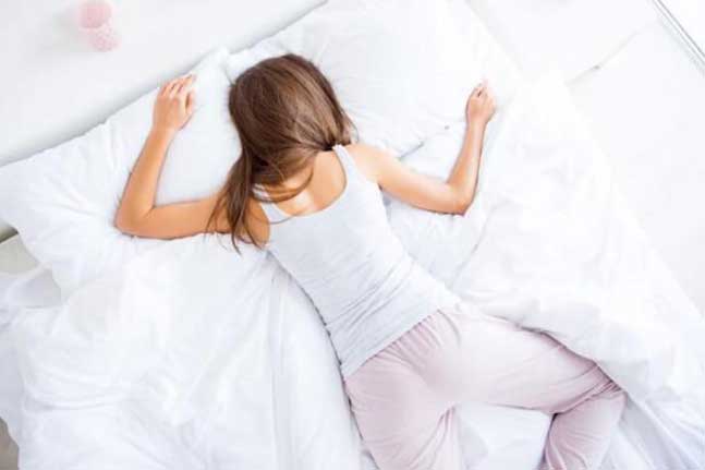 Là phụ nữ nếu không muốn già đi nhanh chóng, tổn hại sức khỏe thì đừng dại gì nằm ngủ kiểu này