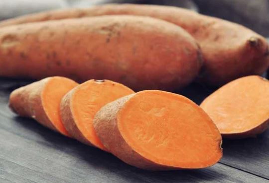 Khoai lang mua về đừng luộc ngay, làm thêm một bước khoai ngọt như tẩm đường lại bở tơi