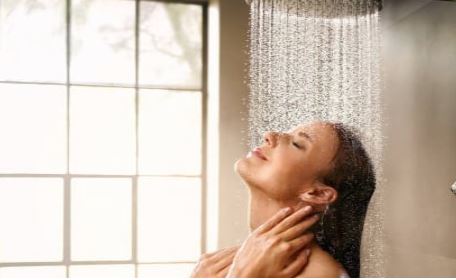 Lý do không nên rửa mặt dưới vòi hoa sen
