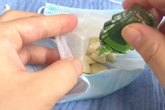 Bọc tỏi vào khẩu trang rồi nhỏ vài giọt dầu gió vào, muỗi nhiều đến mấy cũng phải tránh xa