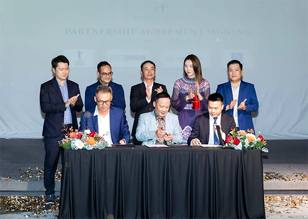 Ông Kevin Lim - Chủ tịch HĐQT EastBridge Partners (trái), ông Bùi Đức Long - Chủ tịch HĐQT VGS Invest  (giữa) và ông Vũ Văn Sơn - (giữa), Chủ tịch HĐQT Risemount Group ký kết