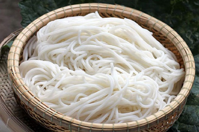 Nhúng sợi bún vào bát nước mắm, sau 2 phút biết ngay bún sạch hay chứa hàn the