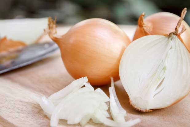 Bài thuốc trị bệnh xương khớp, huyết áp hiệu quả chỉ sau 3-5 chỉ với 1 củ hành tây