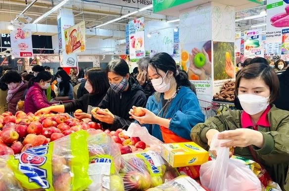 Người dân mua sắm tại một siêu thị.