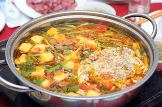 Mách bạn cách nhận biết nồi nước lẩu làm từ hóa chất, chớ dại mà ăn