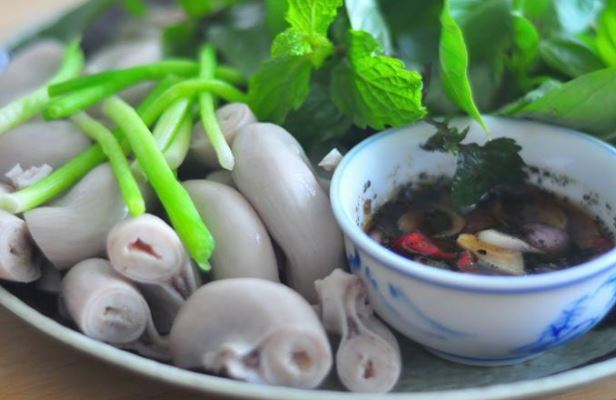 Luộc lòng chỉ cho nước lã là sai: Bỏ thêm thứ này lòng trắng tinh, giòn sần sật, nhậu mãi không ngán