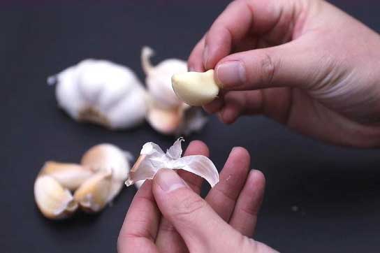 Không chỉ củ tỏi tốt cho sức khoẻ, vỏ tỏi còn có nhiều công dụng tuyệt vời hơn bạn tưởng