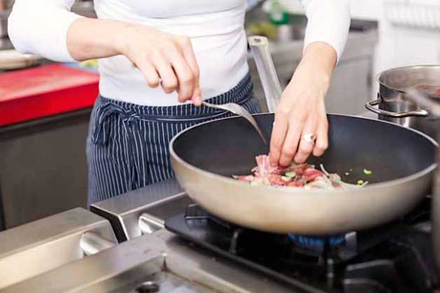 Dùng chảo chống dính theo cách này coi chừng đầu độc cả gia đình