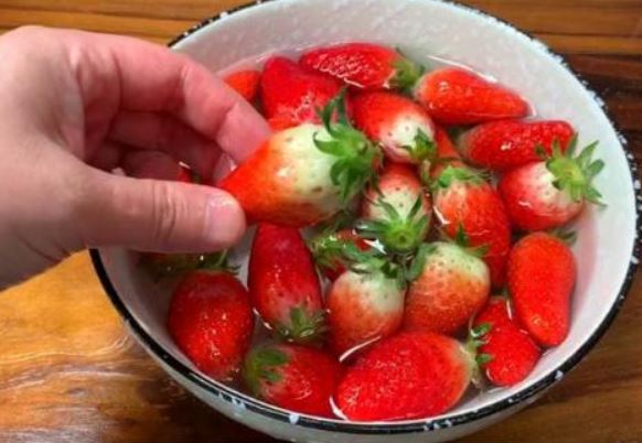 Dâu tây đang vào mùa đừng chỉ cho muối để làm sạch: Làm cách này trứng côn trùng, thuốc trừ sâu ra hết