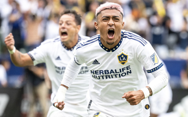 Barcelona chiêu mộ thành công Julian Araujo