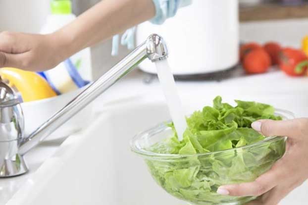 Hàng nghìn mẹ Việt ngâm rau sống với nước muối loãng "cho sạch", điều này liệu có đúng?