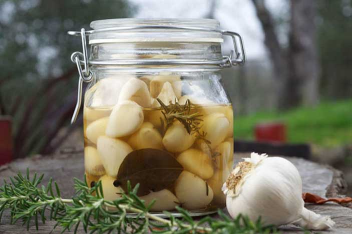 Hướng dẫn cách làm rượu tỏi: Thần dược rẻ tiền chữa thấp khớp hiệu quả ngay tại nhà