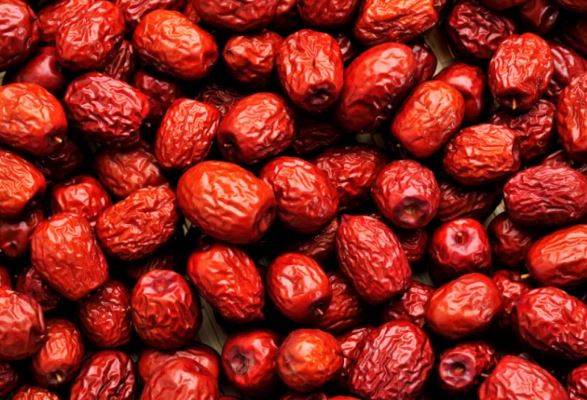 Chuyên gia khuyến cáo 4 kiểu người không nên ăn táo tàu đỏ, chẳng khác gì "thuốc độc"