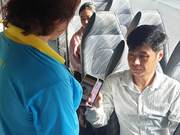 Những hành khách đầu tiên sử dụng vé điện tử Qrcode khi đi xe buýt trợ giá trên địa bàn Đà Nẵng