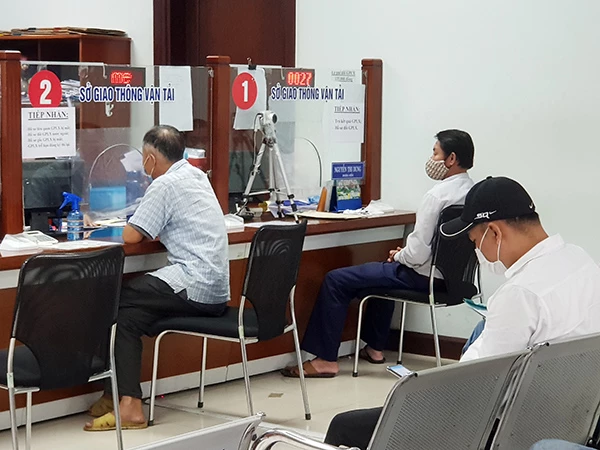 Các tổ chức, cá nhân đến giao dịch với Sở GTVT Đà Nẵng tại Bộ phận một cửa Trung tâm Hành chính TP