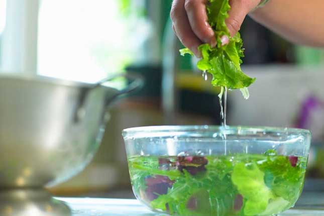 Ngâm rau sống trong nước muối là sai, đây mới là cách loại bỏ mầm bệnh, trứng giun sán