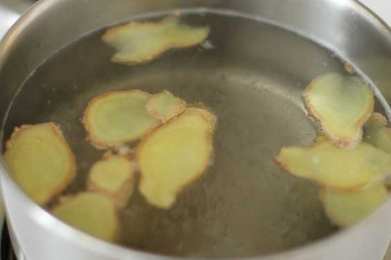 Đun gừng theo cách này rồi uống, đau nhức xương khớp lâu năm đến mấy cũng khỏi vĩnh viễn trong 'một nốt nhạc'