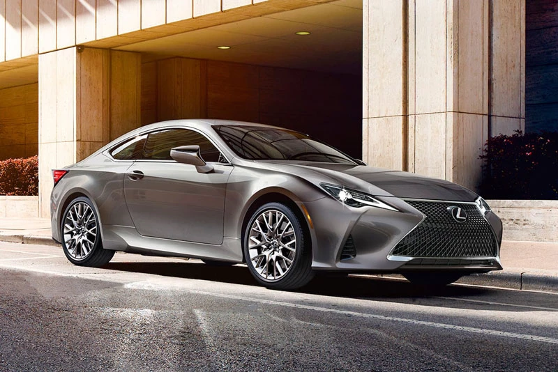 1. Lexus RC300 2023 (giá khởi điểm: 45.470 USD).