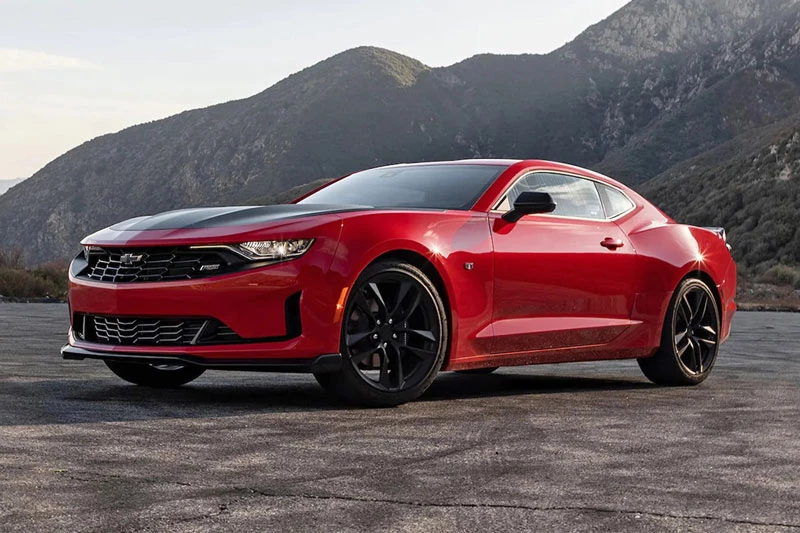 10. Chevrolet Camaro 2023 (giá khởi điểm: 26.100 USD).