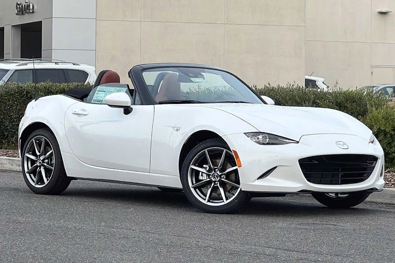 8. Mazda MX-5 Miata 2023 (giá khởi điểm: 28.050 USD).