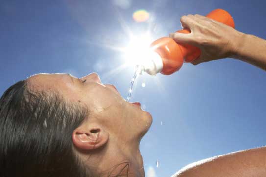 Đừng tưởng uống nước là tốt, cứ uống theo kiểu này còn phá huỷ tim - thận nhanh hơn cả nhiễm độc