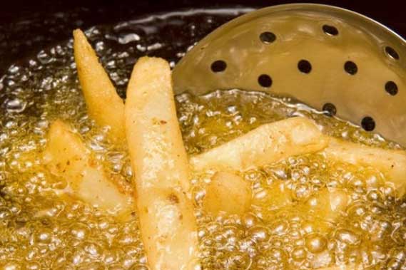 4 sai lầm khi chiên rán khiến món ăn mất dinh dưỡng, kém ngon, nhưng 10 người thì 9 người tưởng mình làm đúng