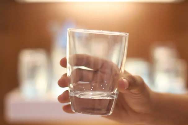 Sáng sớm thử nhỏ nước bọt vào miệng cốc thấy có dấu hiệu này hãy đến gặp bác sĩ ngay kẻo hối không kịp