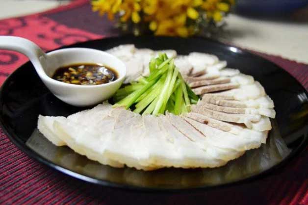 Khi luộc thịt chớ dại làm những hành động này kẻo thịt mất dinh dưỡng, chất độc ngấm trở lại