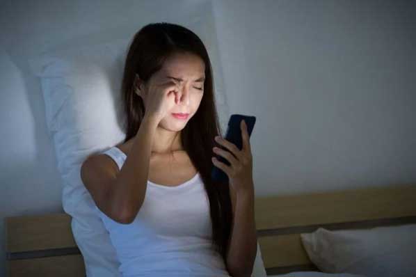 Bác sĩ cảnh báo: Nếu không muốn xuất huyết dạ dày, hãy bỏ ngay 8 thói quen ai cũng mắc phải vào buổi tối