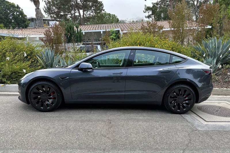 8. Tesla Model 3 (phạm vi hoạt động tối đa/lần sạc đầy: 602 km).