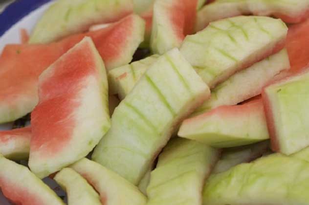 Ăn dưa hấu ai cũng vứt vỏ đi mà không biết làm điều này sẽ có ngay bài thuốc quý từ vỏ dưa