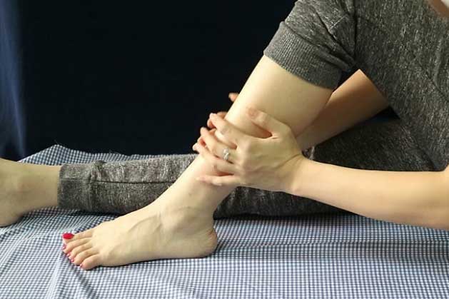 Dùng tỏi với mật ong xoa đúng cách, suy giãn tĩnh mạch chằng chịt đến mấy cũng khỏi tiệt nhanh chóng