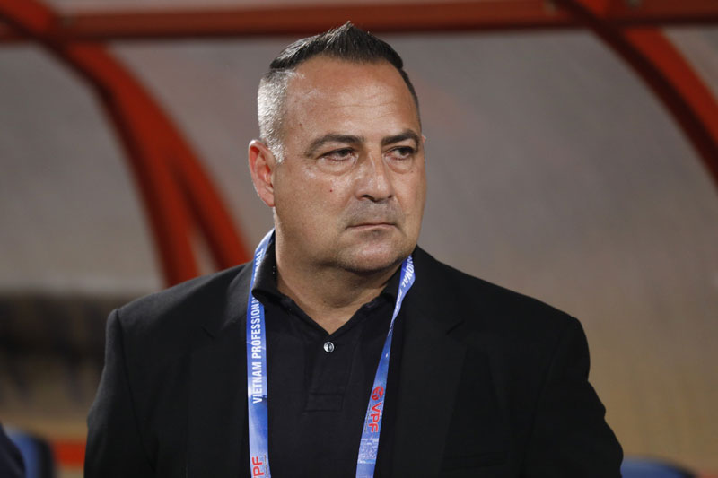 HLV CAHN đáp trả khi bị người đại diện Văn Lâm chê không đủ trình độ