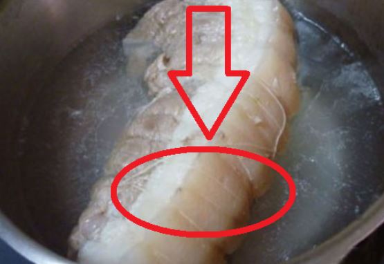 Luộc thịt chỉ dùng muối và nước lã chưa đủ: Muốn thịt thơm ngọt, không bị khô phải dùng thứ này