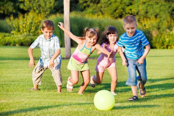 Làm thế nào để bảo vệ sức khỏe trẻ khi vận động dưới ánh nắng?